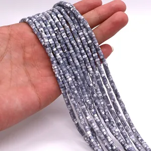 Primer plano de cuentas cilíndricas de concha gris azulada para crear joyas