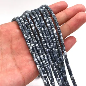 Primer plano de cuentas cuadradas con textura de mármol gris y azul para joyería DIY