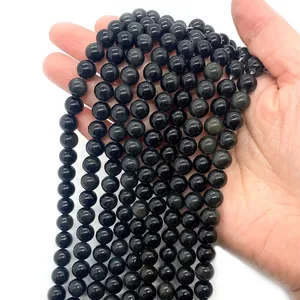 Makro-Detail von natürlichen schwarzen Obsidian-Perlen mit Hochglanzfinish und Textur