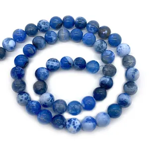 Macro detail van blauwe vuuragaat kralen met natuurlijke barsttextuur voor sieraden maken