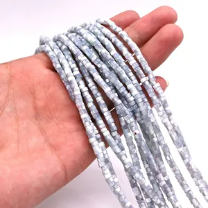 Vista detallada de cuentas cúbicas de concha azul claro para creación de joyería
