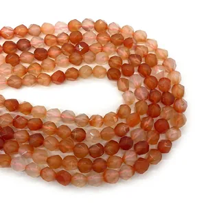 Vue macro de perles de cornaline facettées orange translucide pour bijoux à faire soi-même