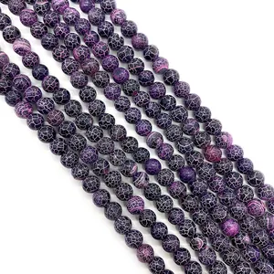 Macrodetail van natuurlijke drakenaderagaatkralen met paars netpatroon voor DIY-sieraden