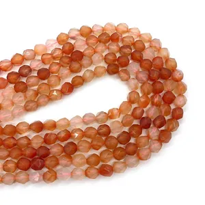 Vue macro de perles d'agate rouge facettées avec texture translucide pour bijoux DIY