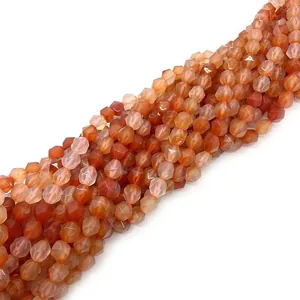 Gros plan de perles d'agate rouge facettées montrant texture et éclat translucides