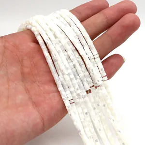 Primer plano de cuentas cilíndricas de nácar blanco para la creación de joyas artesanales