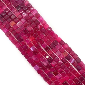 Macro-opname van 8mm vierkante drakenader agaat kralen in magenta voor DIY-sieraden