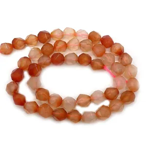 Détail macro de perles de cornaline rouge facettées avec texture naturelle pour bijoux DIY