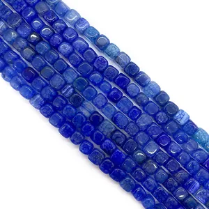Macro-opname van blauwe drakenader agaat vierkante kralen met craquelé textuur
