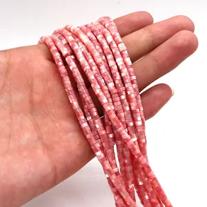 Primer plano de tiras de cuentas de concha rosa con brillo natural de nácar