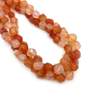 Détail macro de perles en agate rouge naturelle facettée avec texture translucide