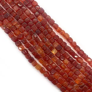 Macro-opname van 8mm drakenader carneool vierkante kralen voor DIY sieraden