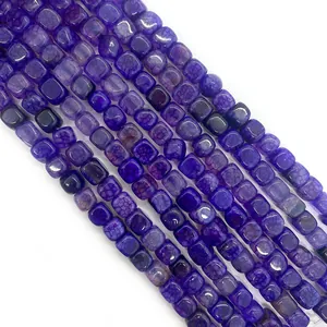 Macro-opname van vierkante paarse drakenader agaat kralen met gepolijste textuur voor sieraden