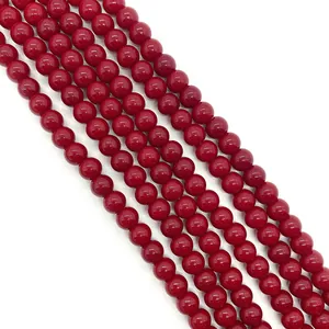 Primer plano de cuentas de piedra natural de aventurina roja en filas para joyería DIY