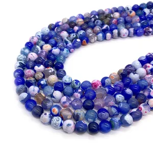 Macro-opname van gepolijste blauwe drakenader agaat kralen voor DIY sieraden maken