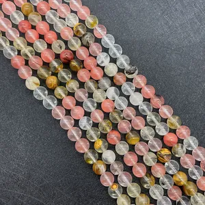 Detalle de cuentas redondas de piedra natural de colores como cuarzo y ágata para joyería