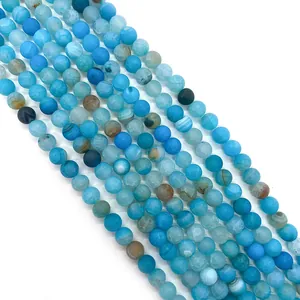 Macro-detail van blauwe matte drakenader agaat ronde kralen voor DIY sieraden maken