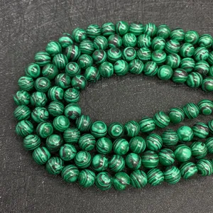 Macro di perline tonde in malachite con venature verdi per gioielli fai-da-te