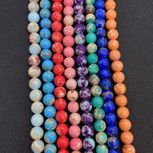 Detail von bunten Kaiser-Jaspis-Rundperlen mit natürlicher Textur für DIY-Schmuck