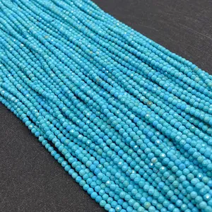 Macro-opname van gefacetteerde hemelblauwe turquoise kralen voor DIY sieraden