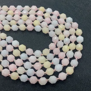 Makroaufnahme facettierter Morganit-Perlen in Pastellrosa, Gelb und Blautönen