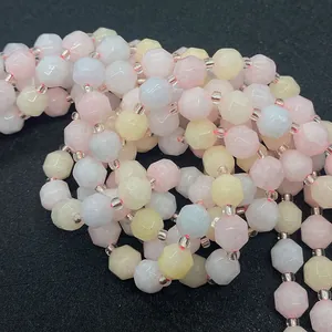 Makroaufnahme facettierter Natursteinperlen in Macaron-Farben für DIY-Schmuck