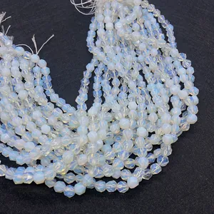 Makroansicht facettierter weißer Opalitperlen mit Regenbogenglanz für DIY-Schmuck