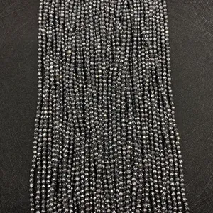 Dettaglio di perline sfaccettate in ematite grigio scuro per creazione gioielli fai da te