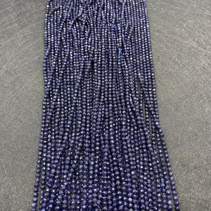 Détail macro de perles facettées en pierre de sable bleu scintillant pour bijoux DIY