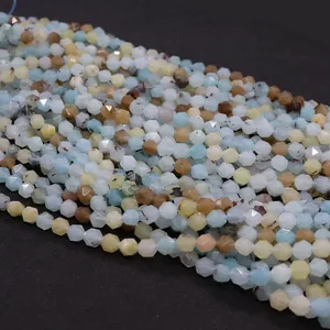Detalle macro de cuentas de piedra amazonita natural facetada para creación de joyas