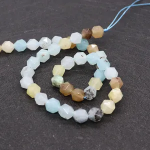 Detalle macro de cuentas de amazonita facetadas multicolores en piedra natural para joyería DIY