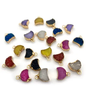 Pendentifs en pierre naturelle druzy en forme de lune avec bordures dorées colorées