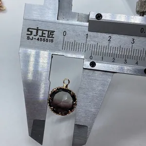Detailaufnahme eines 10 mm facettierten Kristallanhängers mit goldfarbenem Blütenrahmen