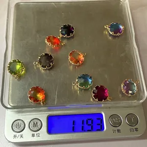Detailanzeige von 10 facettierten Kristallanhängern auf einer Waage mit 11,93 g