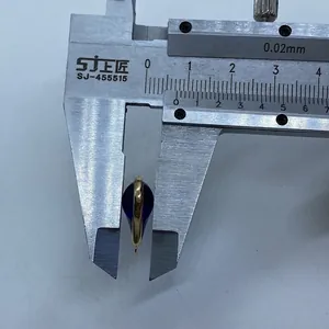 Makroaufnahme zur Messung der Breite des 12x19mm Tropfen-Kristallanhängers mit dem Messschieber