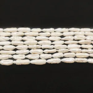 Dettaglio di perle barocche bianche con texture naturale su velluto nero