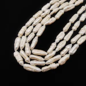 Dettaglio della collana a più fili con perle d'acqua dolce barocche e texture naturali su nero