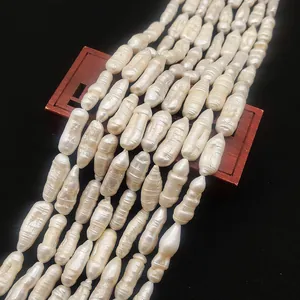 Dettaglio macro di perle d'acqua dolce barocche con trama filettata naturale per gioielli