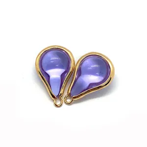 Détail macro du pendentif en cristal violet en forme de larme avec bordure dorée