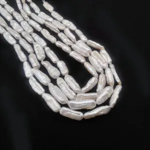 Dettaglio di fili di perle d'acqua dolce barocche bianche con trame a spirale naturali