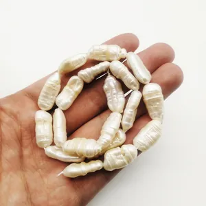 Filo di perle d'acqua dolce naturali barocche con forma cilindrica e finitura lucida