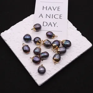 Dettaglio di perle barocche d'acqua dolce viola scuro con cappucci dorati