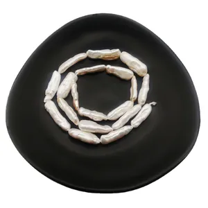 Filo di perle d'acqua dolce barocche naturali con forme allungate e lucentezza iridescente