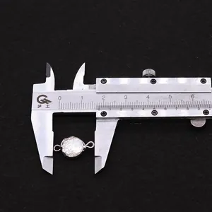 Nahaufnahme eines 15mm Barockperlen-Anhängers mit Silberrand und doppelten Ösen