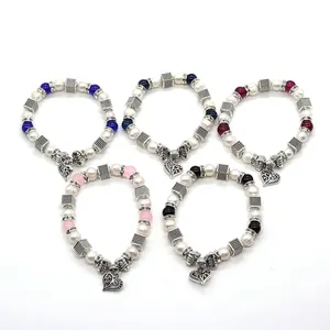 Set di cinque braccialetti di perle colorate con ciondoli a forma di cuore in argento