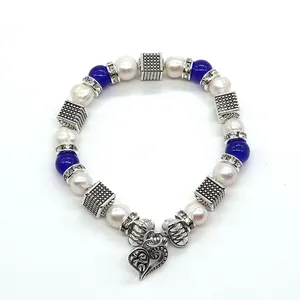 Bracciale di perle blu e perle naturali bianche con un ciondolo a cuore in argento puro