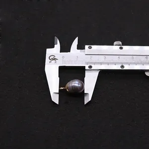 Calibro che misura una perla d'acqua dolce nera da 10-11 mm con gancio dorato