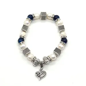 Elegante bracciale di perle naturali con perline blu scuro e ciondolo cuore vintage