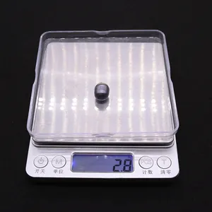 Vista macro di una perla nera naturale d'acqua dolce da 2,8 g su bilancia digitale