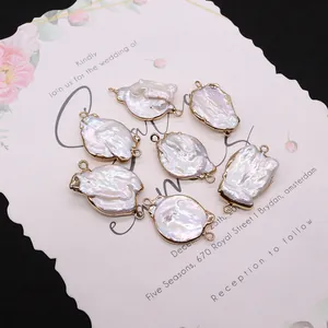 Détails de pendentifs en perles baroques avec bords dorés et connecteurs à double trous